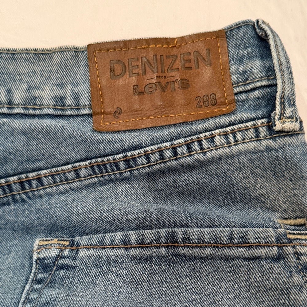 Levi's Light Blue Denizen Straight Leg Jeans with Tan Leather Patch